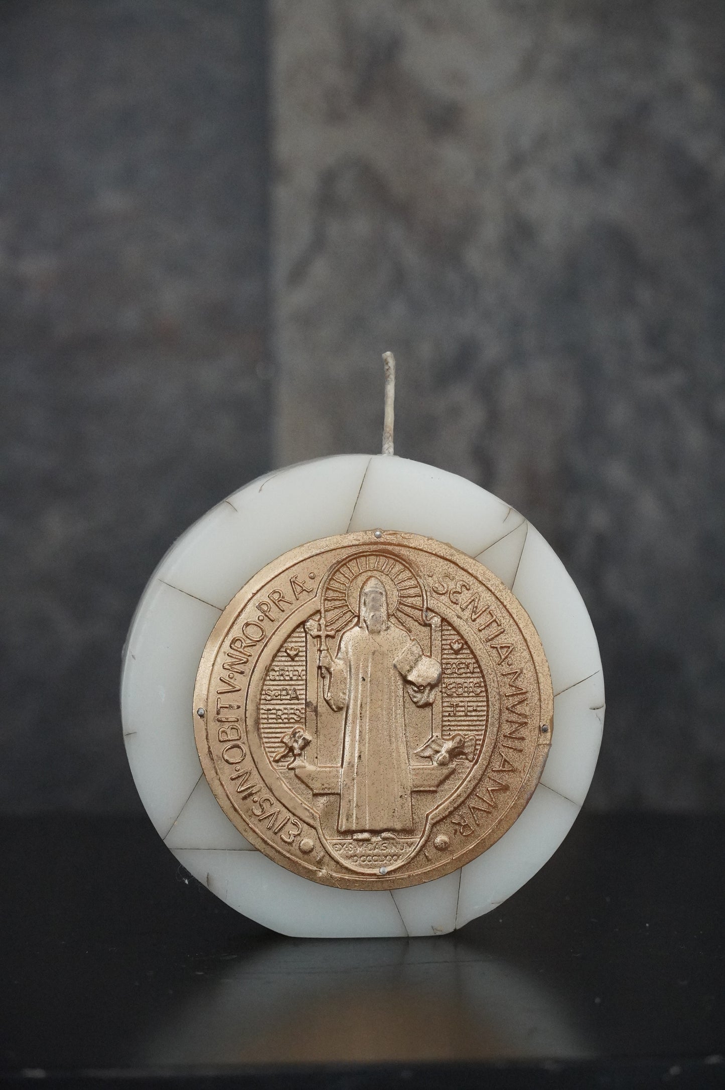 Vela Medallón de San Benito
