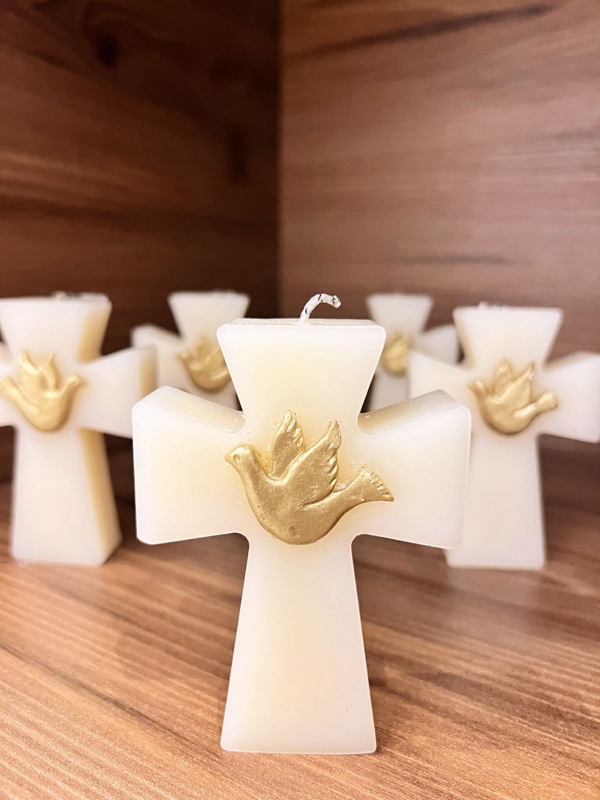 Vela en Forma de Cruz con Espíritu Santo
